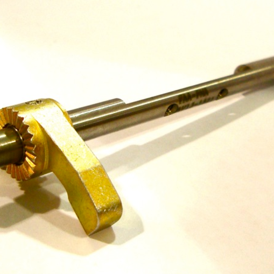 AV13-1521 Throttle Shaft